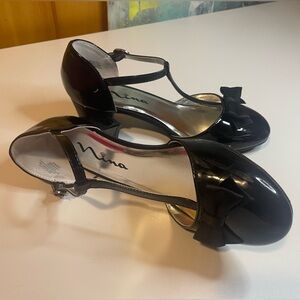 Lightly used Nina black patent dress shoes. Size 5.